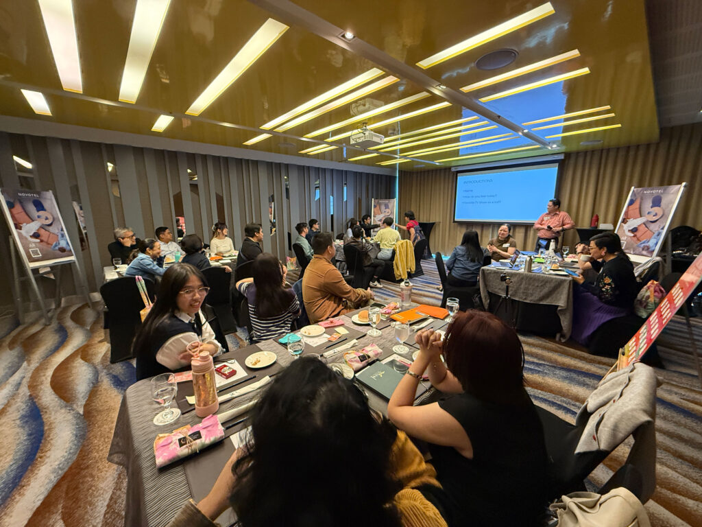 novotel hotel meeting room presentation attendees 1024x768